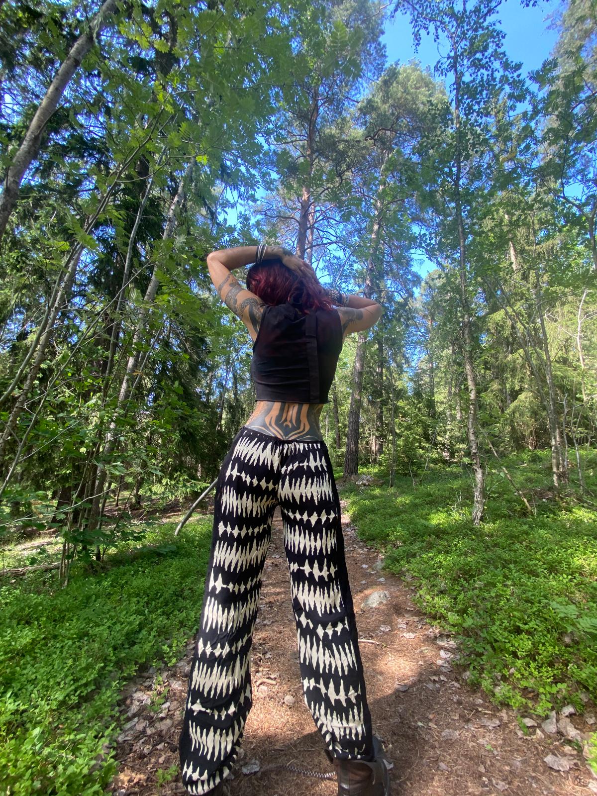 Suspeder pants in rayon fabric with print and lace details