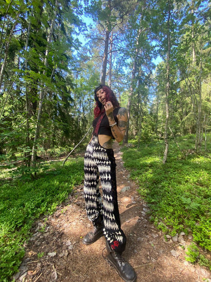 Suspeder pants in rayon fabric with print and lace details