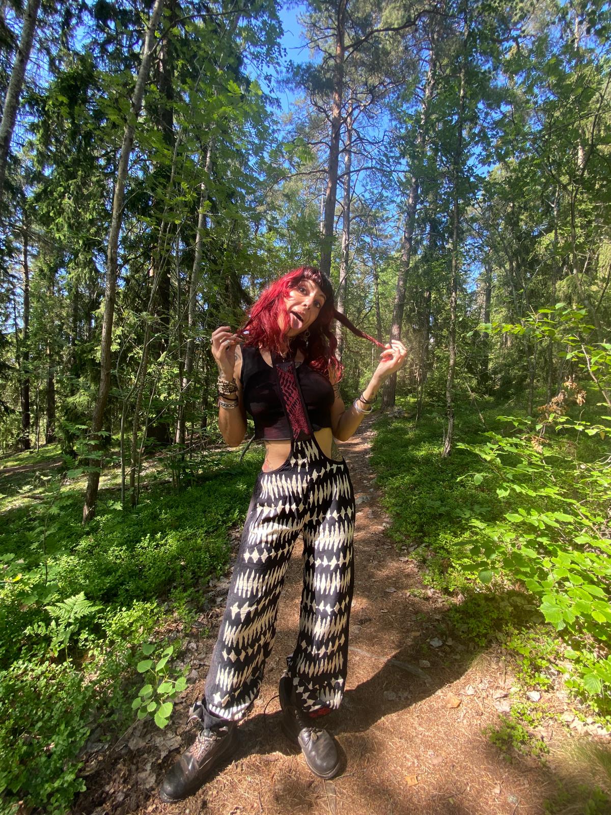 Suspeder pants in rayon fabric with print and lace details