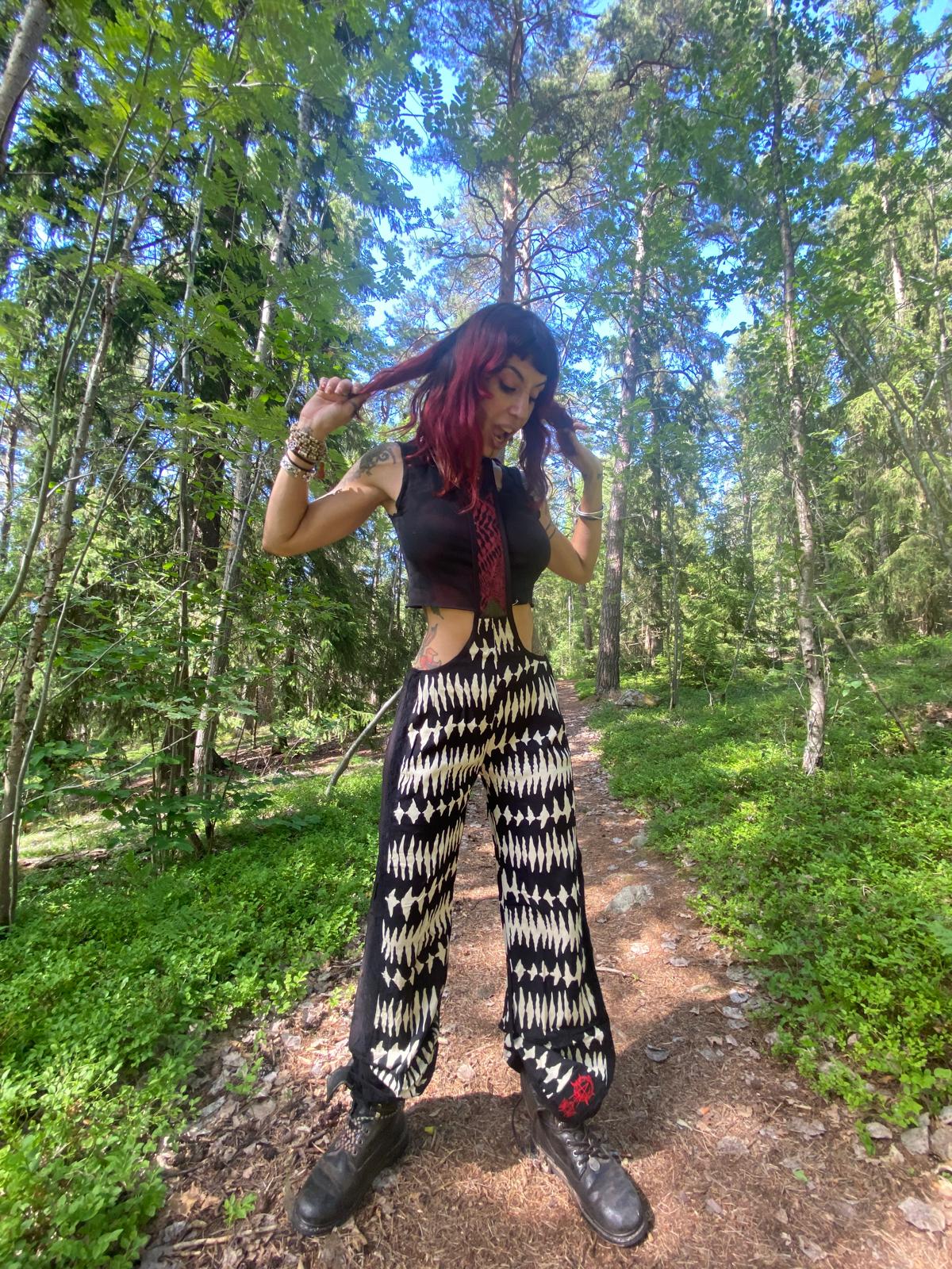 Suspeder pants in rayon fabric with print and lace details