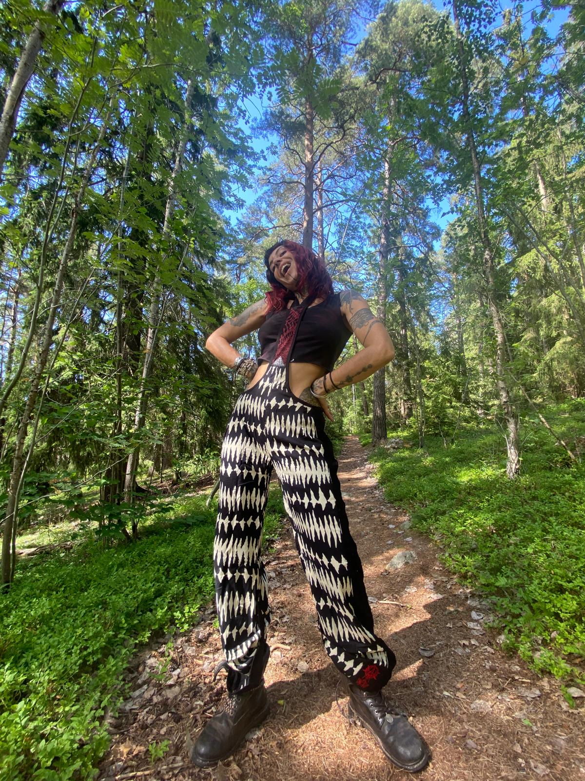 Suspeder pants in rayon fabric with print and lace details
